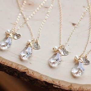 cadenita con su inicial y un cristal 