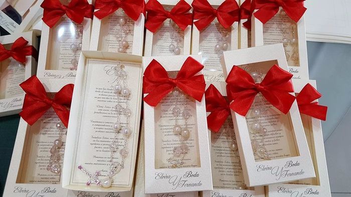 Estos seran mis recuerditos de la iglesia obviamente el color del liston iria en color vino pero que