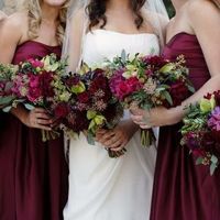 Esta es una idea para los vestidos de las damas y los ramos 