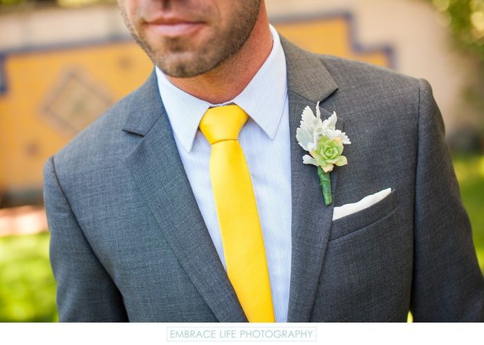  Toque de amarillo en outfit del novio - 1