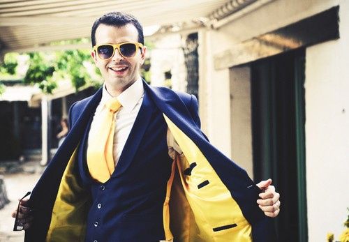  Toque de amarillo en outfit del novio - 5