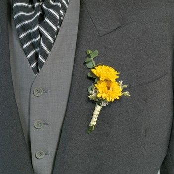  Toque de amarillo en outfit del novio - 9