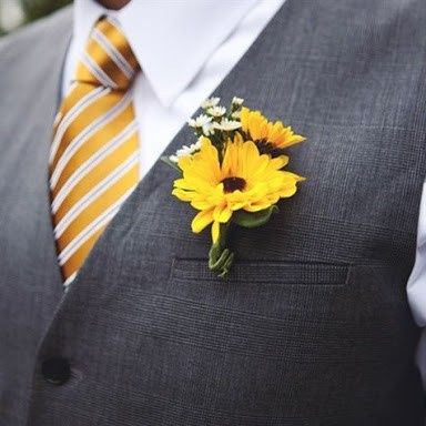  Toque de amarillo en outfit del novio - 10