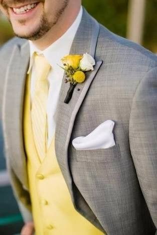  Toque de amarillo en outfit del novio - 12