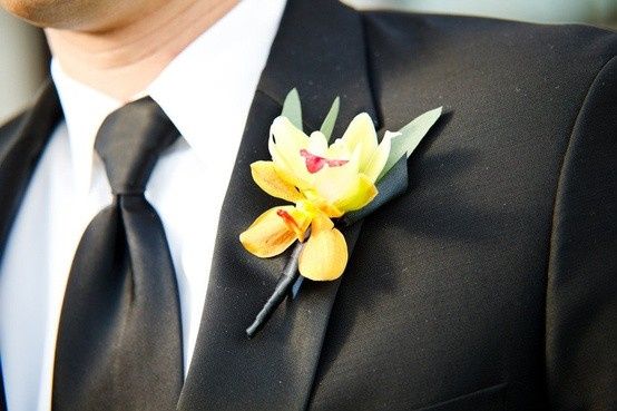  Toque de amarillo en outfit del novio - 13