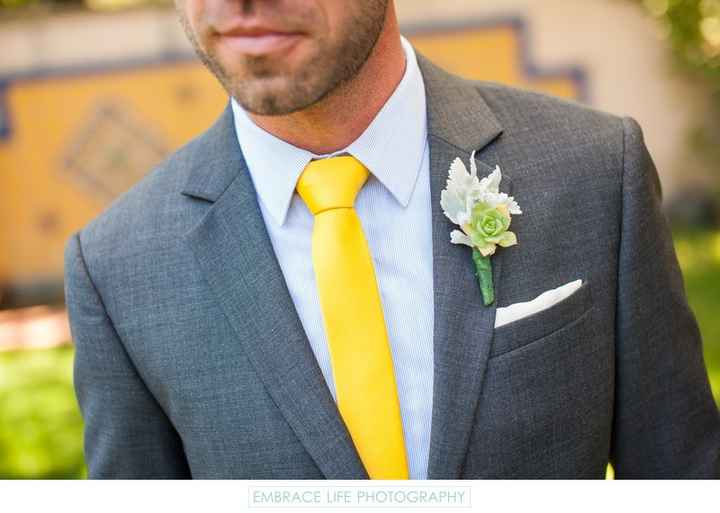  Toque de amarillo en outfit del novio - 1