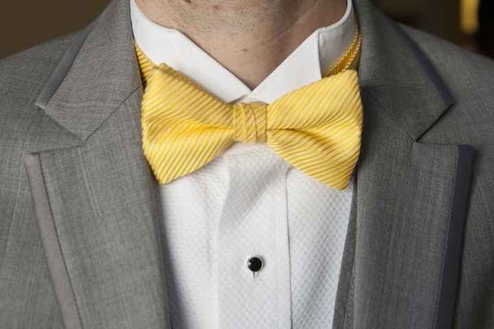  Toque de amarillo en outfit del novio - 3