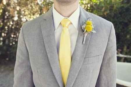  Toque de amarillo en outfit del novio - 4