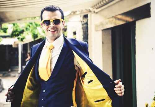  Toque de amarillo en outfit del novio - 5