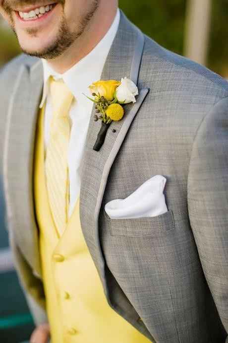  Toque de amarillo en outfit del novio - 8