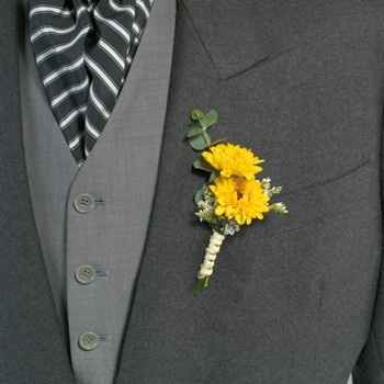  Toque de amarillo en outfit del novio - 9