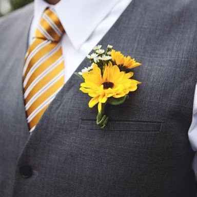  Toque de amarillo en outfit del novio - 10