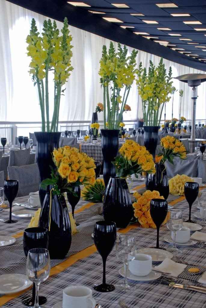 Blanco, negro y amarillo: Una combinación inesperada y súper original para decorar tu boda - 8