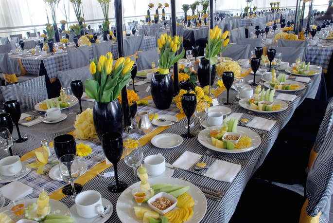  Blanco, negro y amarillo: Una combinación inesperada y súper original para decorar tu boda - 9