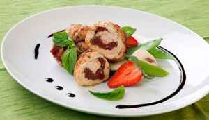 Plato fuerte - pollo relleno de fresas