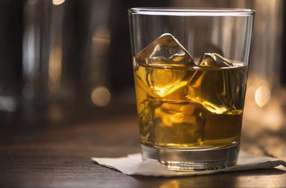 Bebida - whisky, en la rocas o con agua mineral