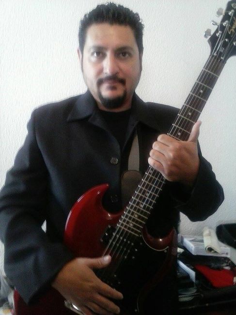 Y mi amorcito con su guitarra