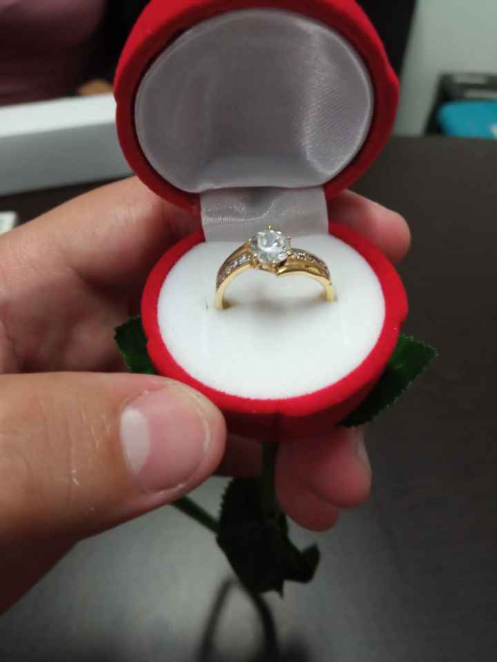 Post para enseñar tu hermoso anillo de compromiso jijiji 💍 - 1