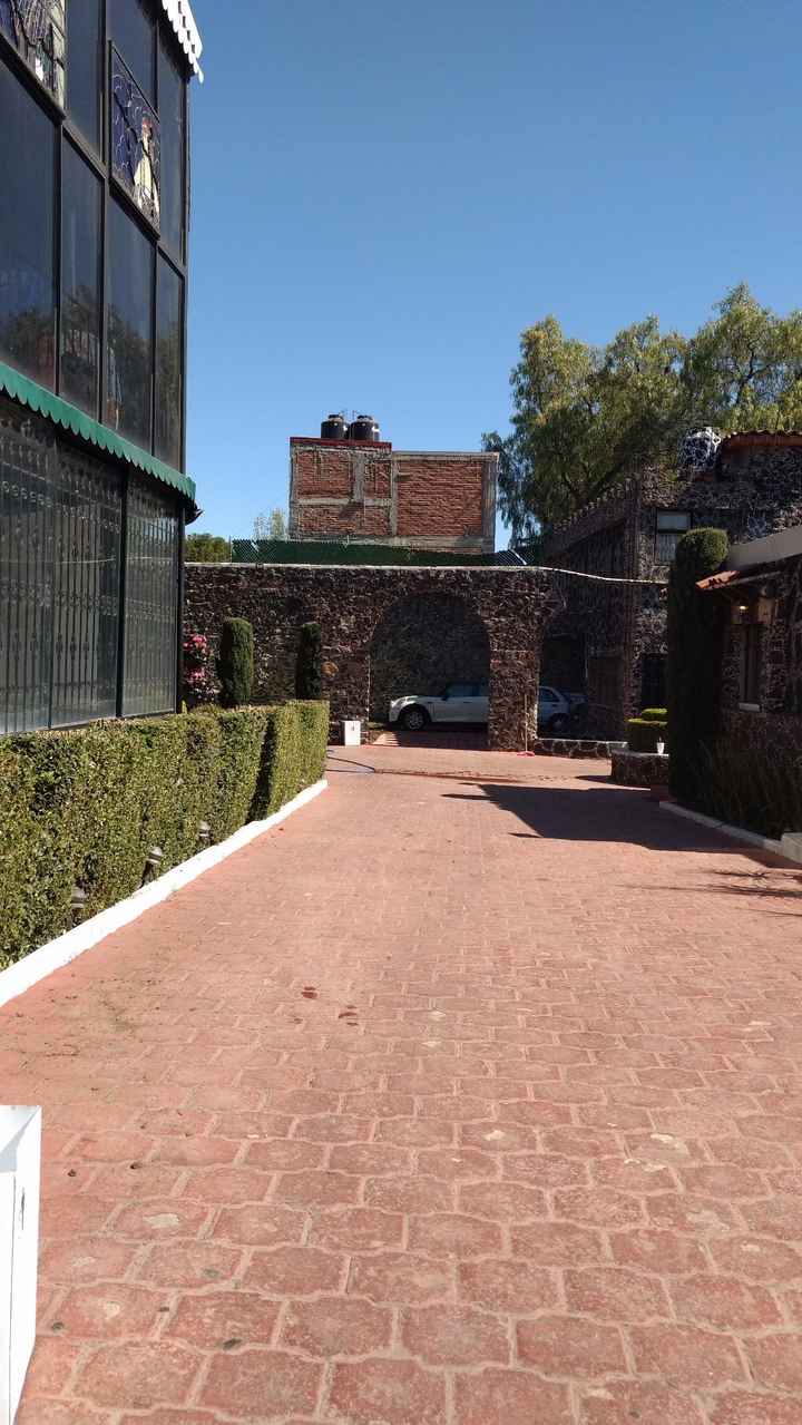 Hacia la entrada principal