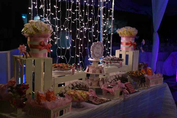 Mesa de dulces okmira con series