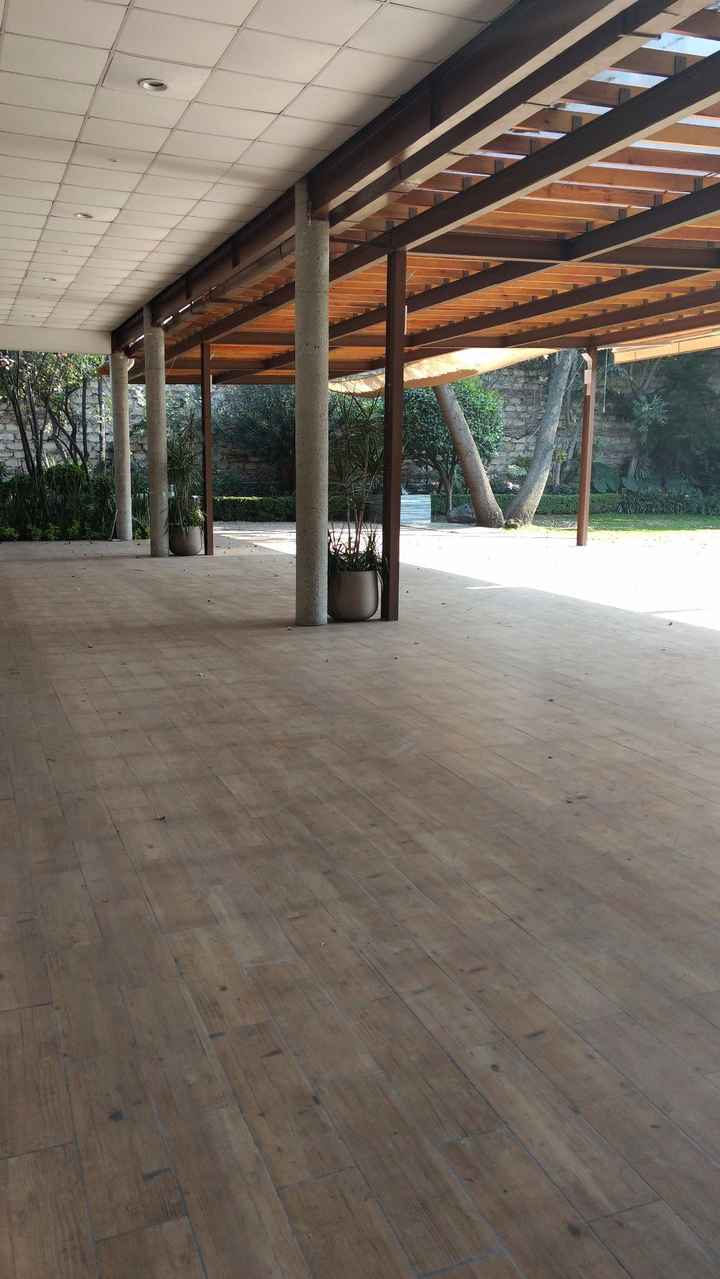 zona de pista y mesas