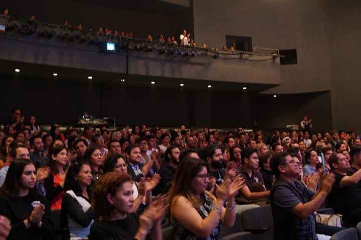 Todo el teatro aplaudiendo