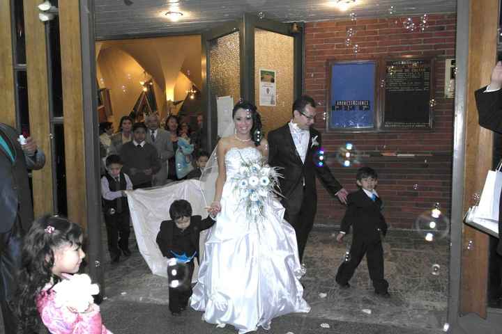 saliendo de la iglesia