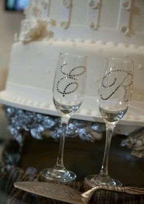 Ayuda con las copas para el brindis... - 1