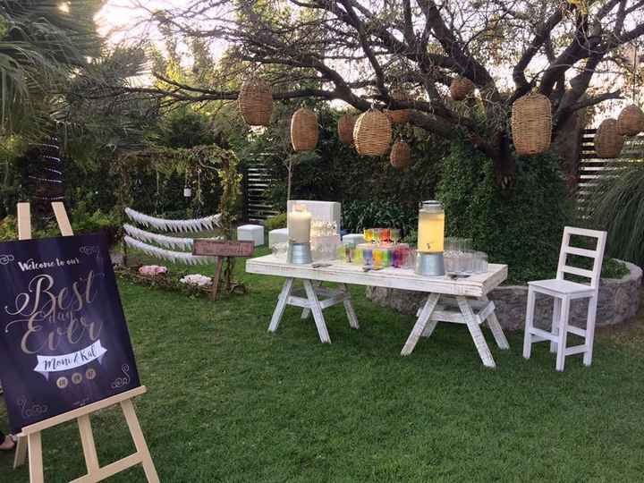 Aguas frescas y letrero bienvenida