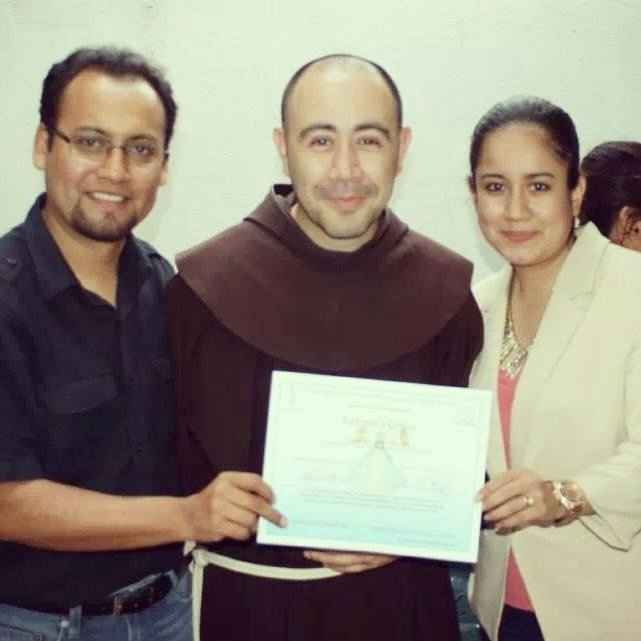 el fray entregandonos nuestra constancia :)