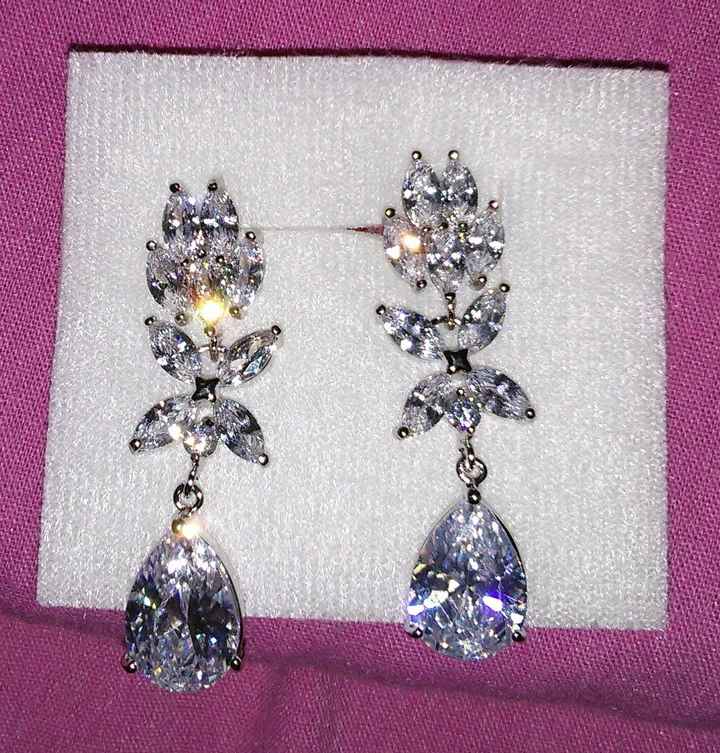 Hoy mi cumpleaños y les presento mís aretes  - 1