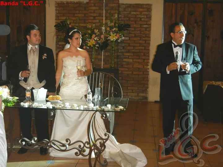 Boda de día en jardín... vestido ivory con detalles dorados... y mi novio quiere traje de novio ¿ Gr