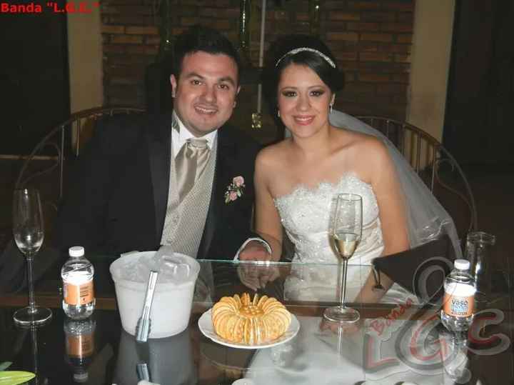 Boda de día en jardín... vestido ivory con detalles dorados... y mi novio quiere traje de novio ¿ Gr