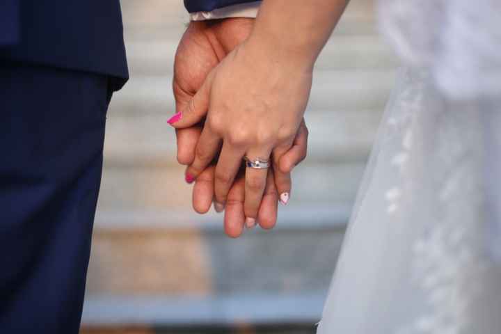 📸 Publica una foto mostrando su anillo de compromiso o alianza de boda - 1