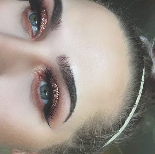 Maquillaje en oro rosa 18