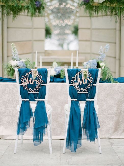 Sillas de novios con toques azules - 1
