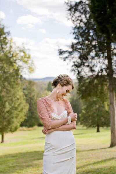 Ropa abrigadora rosa para tu boda invernal 💗❄️ - 5