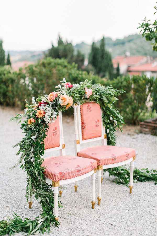 Sillas de novios con toques rosas 👰🏻💗🤵🏻 - 3