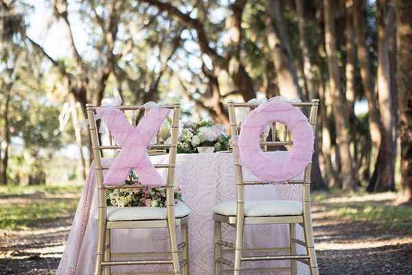 Sillas de novios con toques rosas 👰🏻💗🤵🏻 - 17