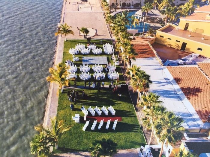 Boda banquete y civil en área de playa jardín
