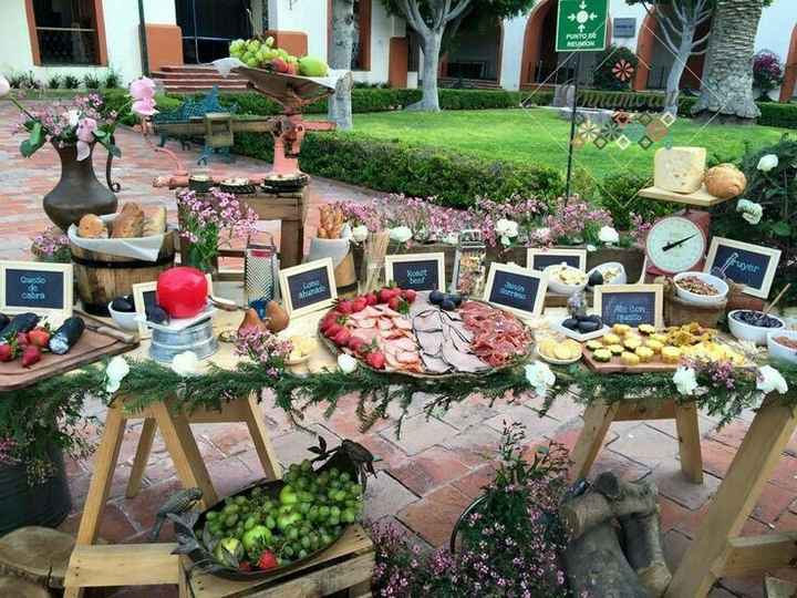 Mesa de dulces va mesa de carnes frías - 1