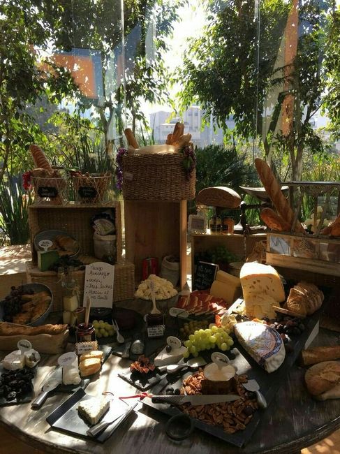 Mesa de dulces va mesa de carnes frías - 2