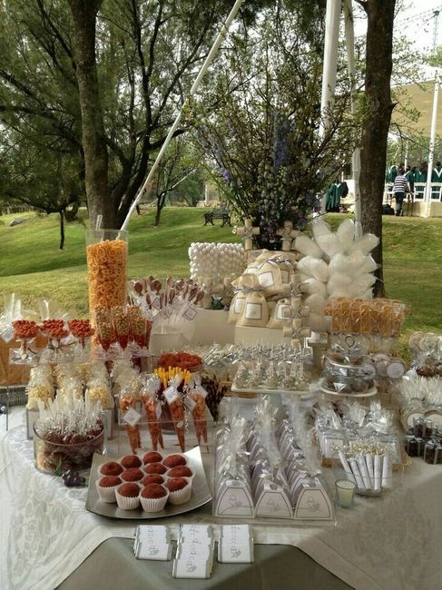 Mesa de dulces va mesa de carnes frías - 13