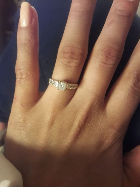 📸 Publica una foto mostrando su anillo de compromiso o alianza de boda 31