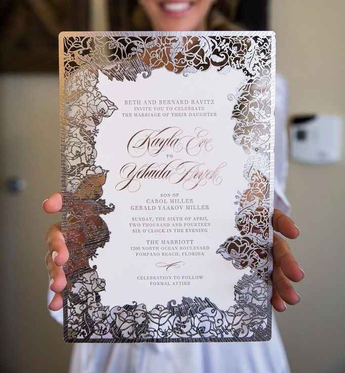 1. Abre la invitación de la boda.