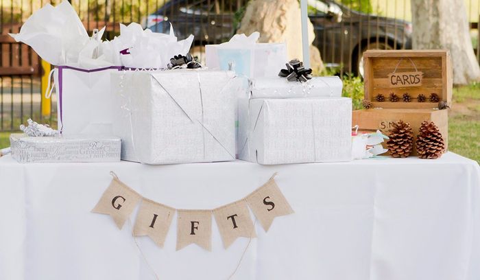 7. Da regalo (de la mesa u opciones que hayan elegido los novios) vaya o no vaya a la boda.