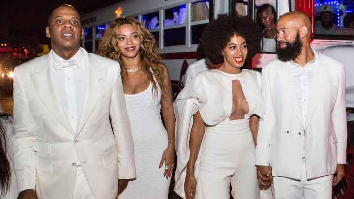 Llegada en camión con los invitados y cambio de ropa de novios 