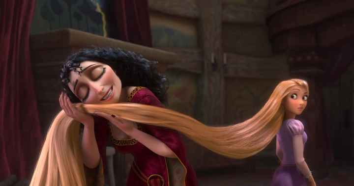 Gothel jajaja solo le importa ella misma seguir siendo joven y vivir vida de soltera fingiendo su la