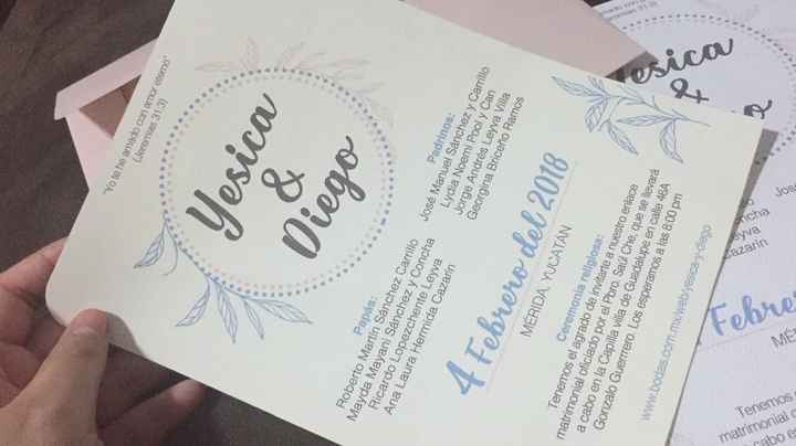 El sobre es el que está atrás de color rosa