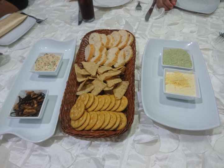 Entradas (elegir 3 al final): dip queso de bola, dip Chile xcatic, champiñones al ajillo, dip de esp